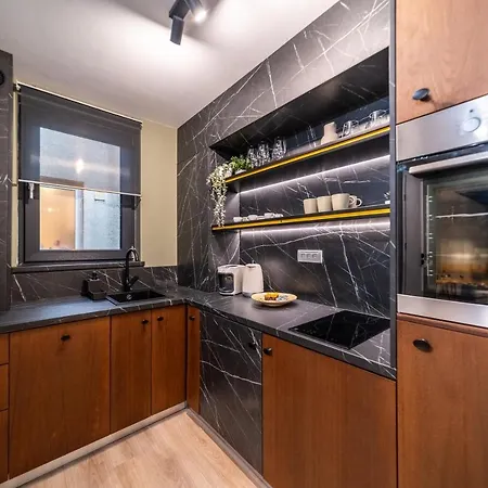 Bumblebee Apartment *